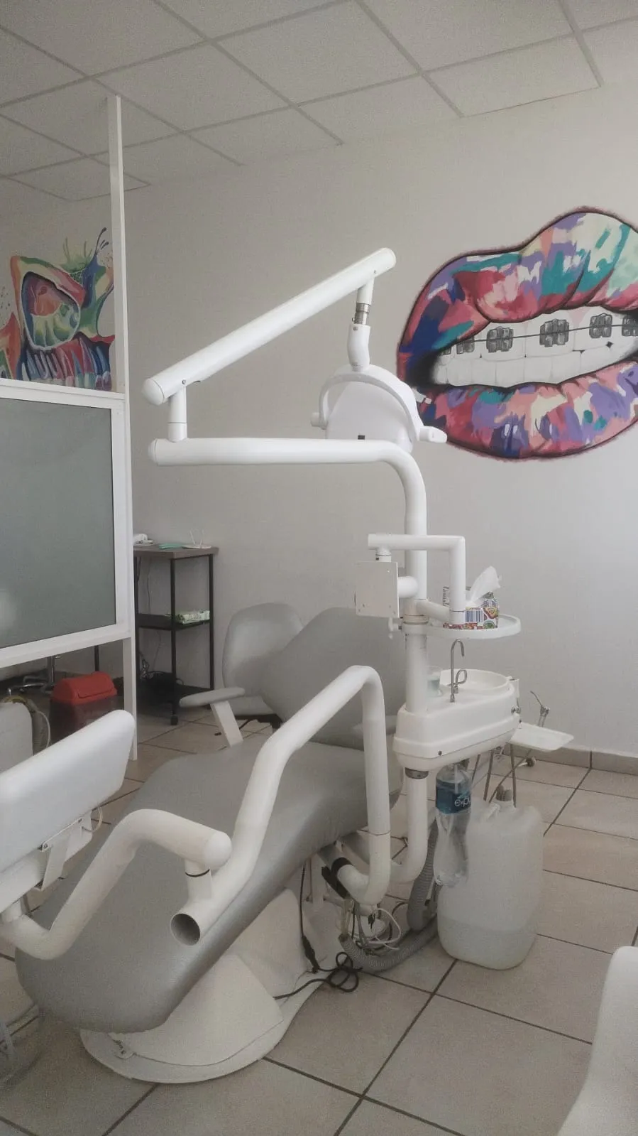 Cubículo dental equipado con tecnología moderna