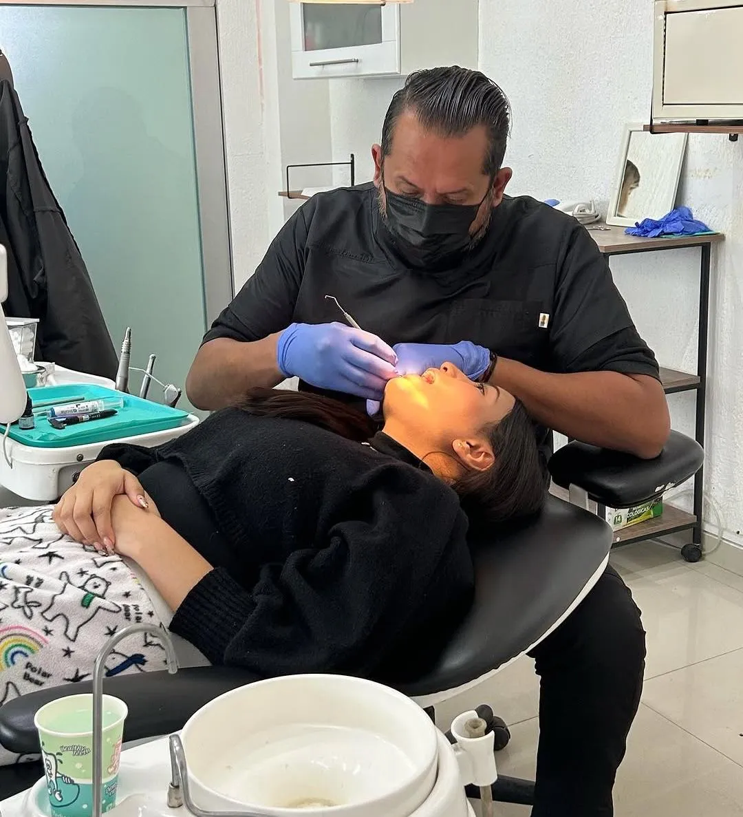 Doctor realizando tratamiento dental