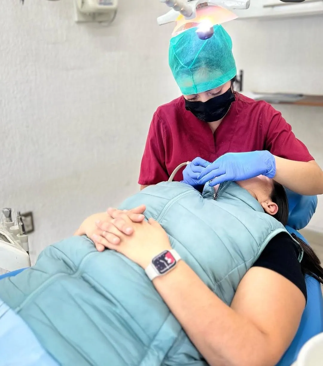 Doctora atendiendo a un paciente