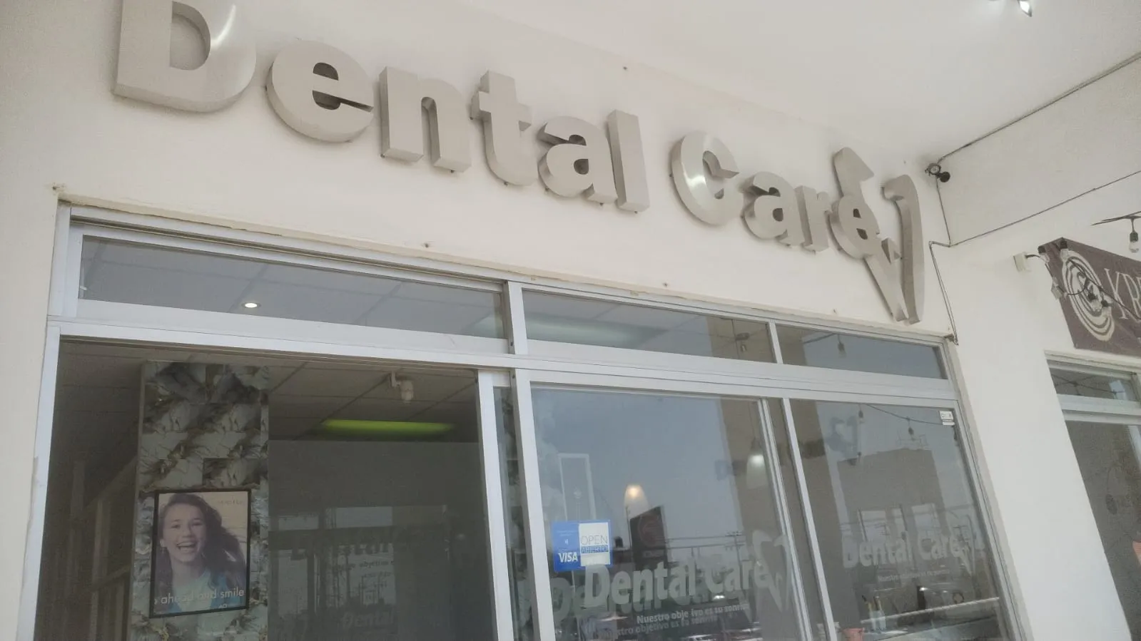 Fachada exterior de la clínica Dental Care